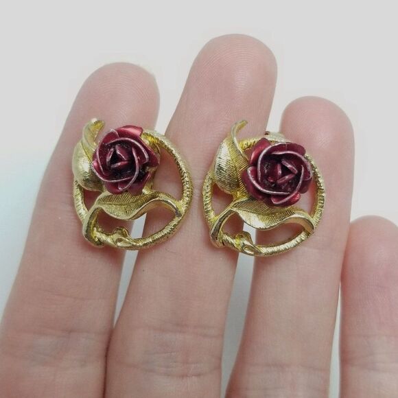 Vintage Red Rose Clip On Earrings, Gold Tone Setting, Retro Estate - Picture 6 of 6